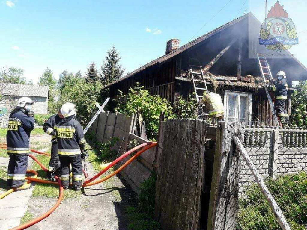 Pożar drewnianego domu w Mokrej Prawej [ZDJĘCIA]