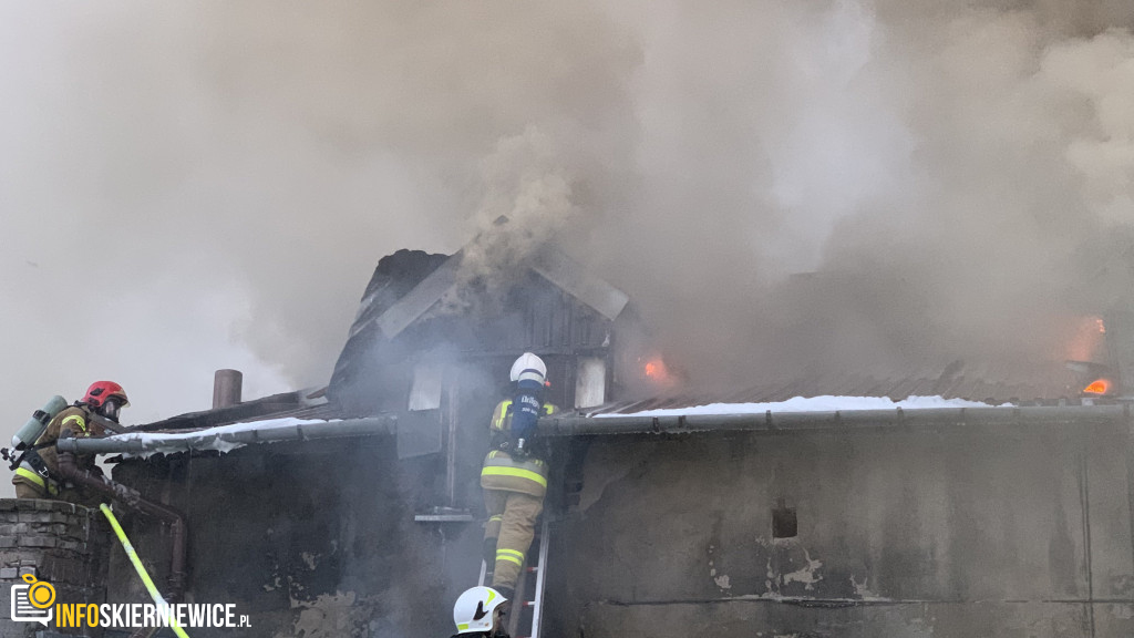 Pożar pustostanu przy ulicy Ogrodowej w Skierniewicach