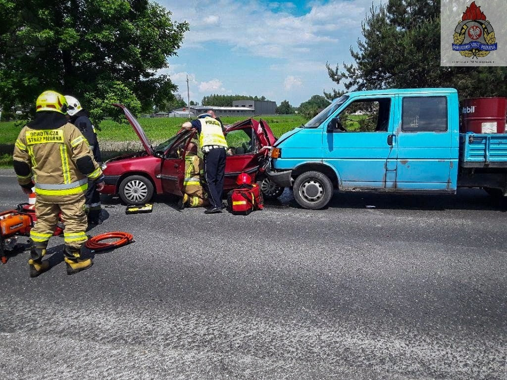 Zderzenie dwóch samochodów na DK70 pod Skierniewicami