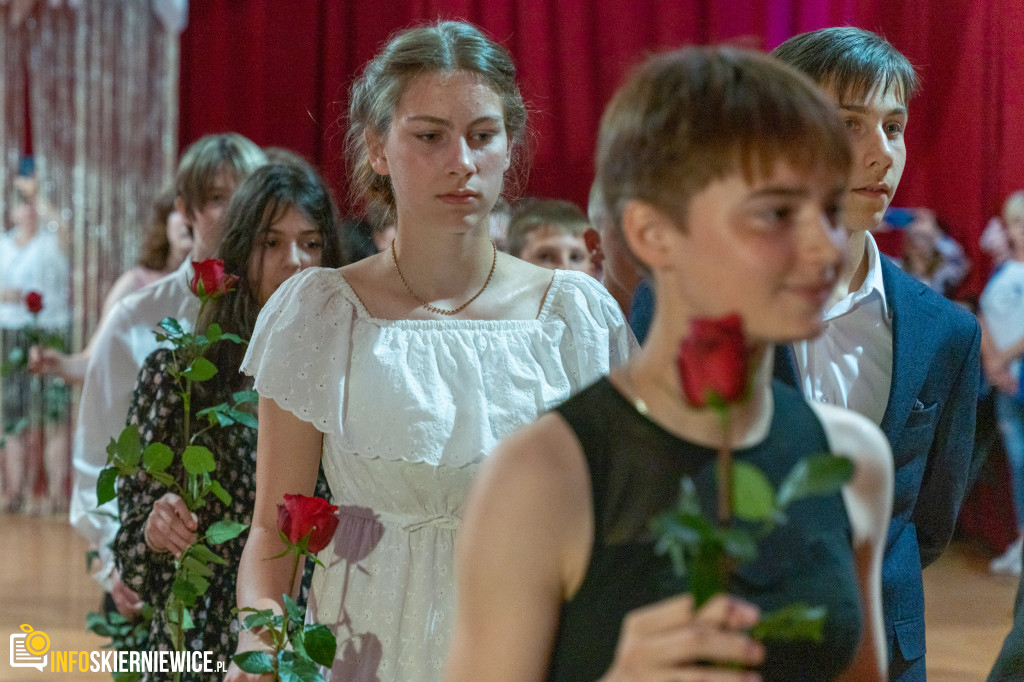 Skierniewice: Ósmoklasiści też tańczą poloneza. Bal w Szkole Podstawowej nr 1