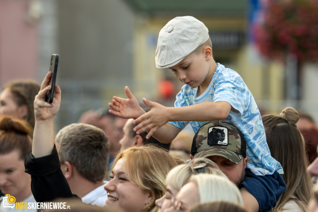 Koncert HappySad na 46. Święcie Kwiatów w Skierniewicach: Emocje na Wysokich Nastawieniach