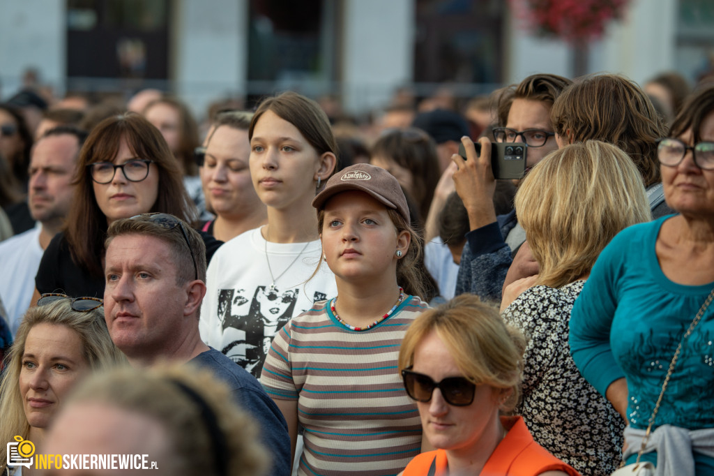 Koncert HappySad na 46. Święcie Kwiatów w Skierniewicach: Emocje na Wysokich Nastawieniach