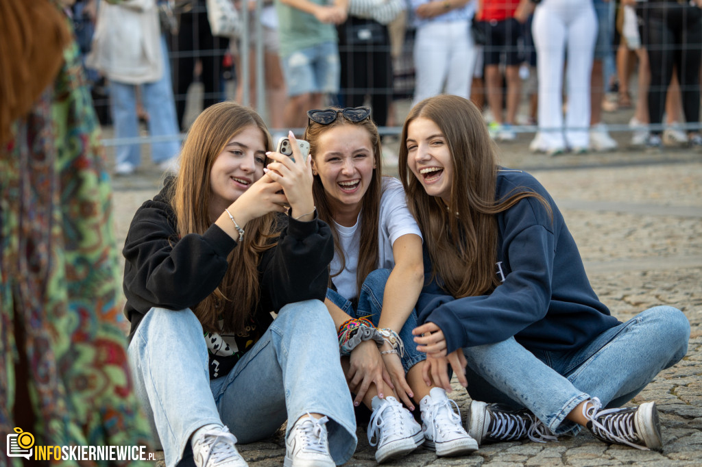 Koncert HappySad na 46. Święcie Kwiatów w Skierniewicach: Emocje na Wysokich Nastawieniach