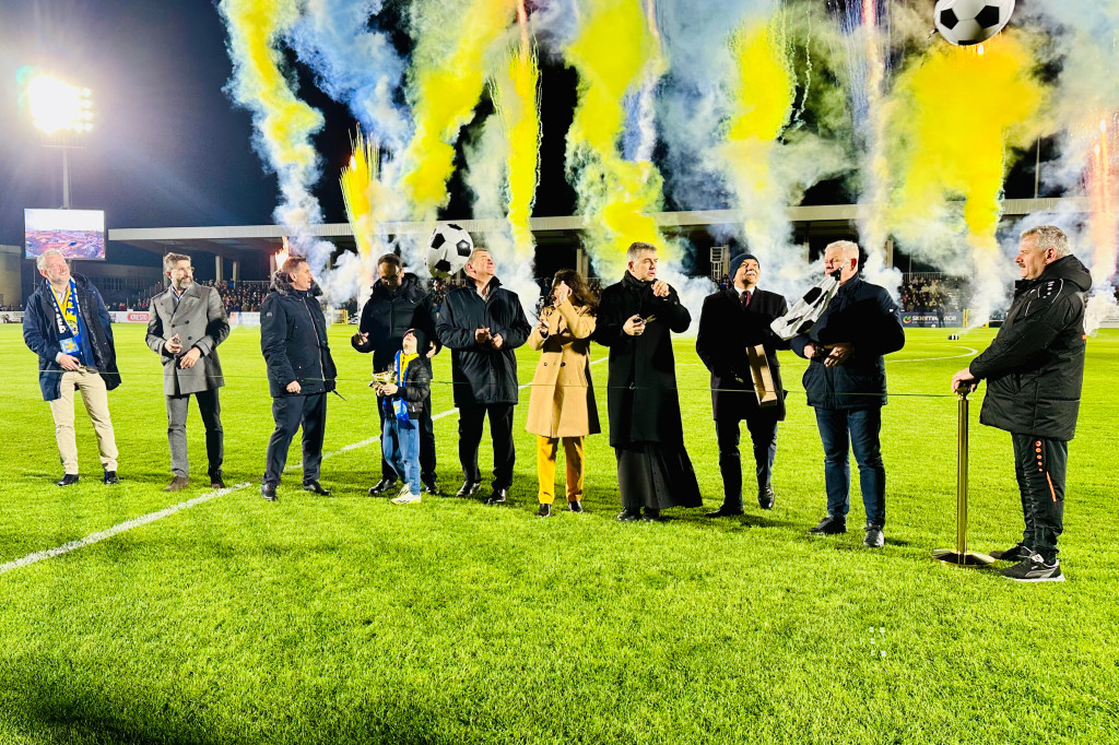 Nowy stadion w Skierniewicach pęka w szwach. Mieszkańcy nie zawiedli na inauguracji!