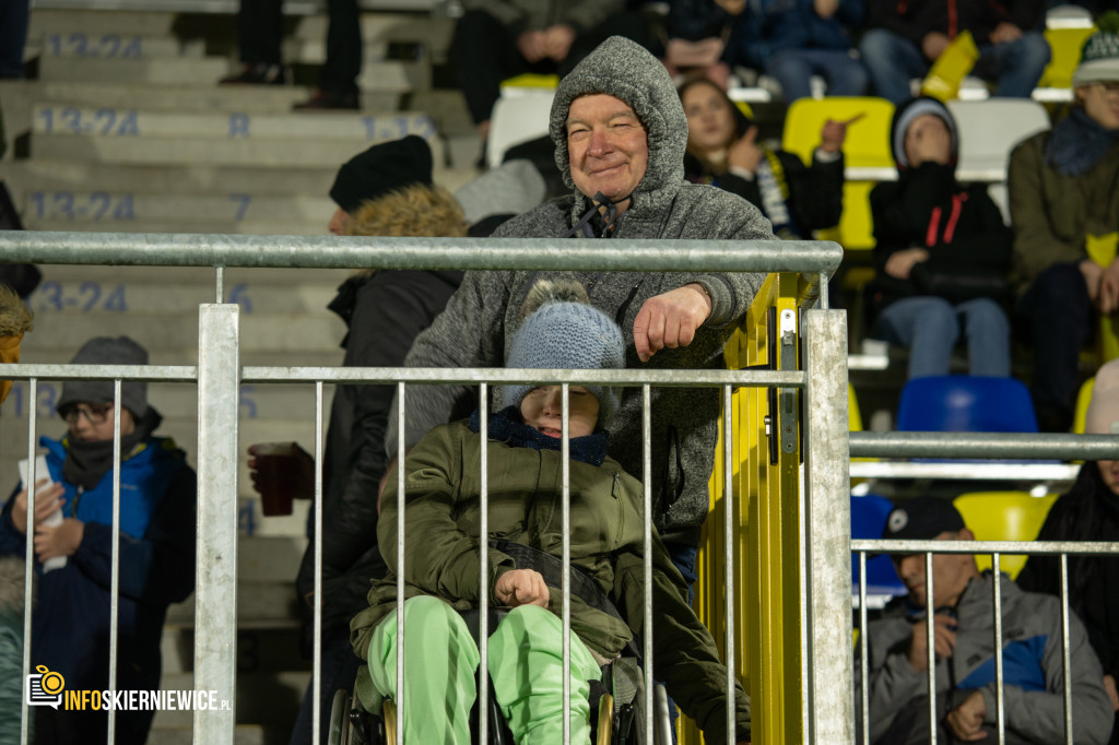 Nowy stadion w Skierniewicach pęka w szwach. Mieszkańcy nie zawiedli na inauguracji!