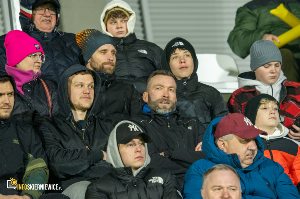 Nowy stadion w Skierniewicach pęka w szwach. Mieszkańcy nie zawiedli na inauguracji!