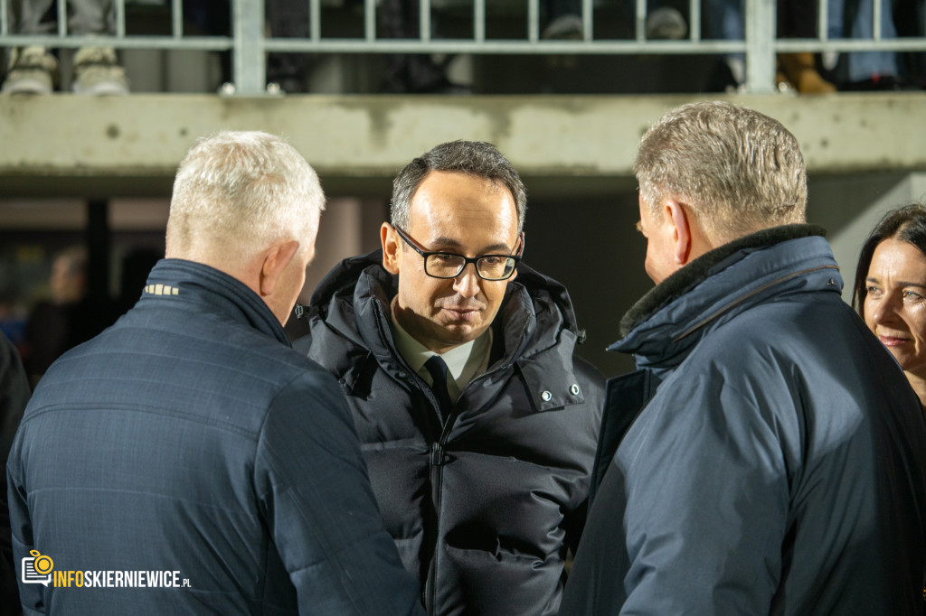 Nowy stadion w Skierniewicach pęka w szwach. Mieszkańcy nie zawiedli na inauguracji!