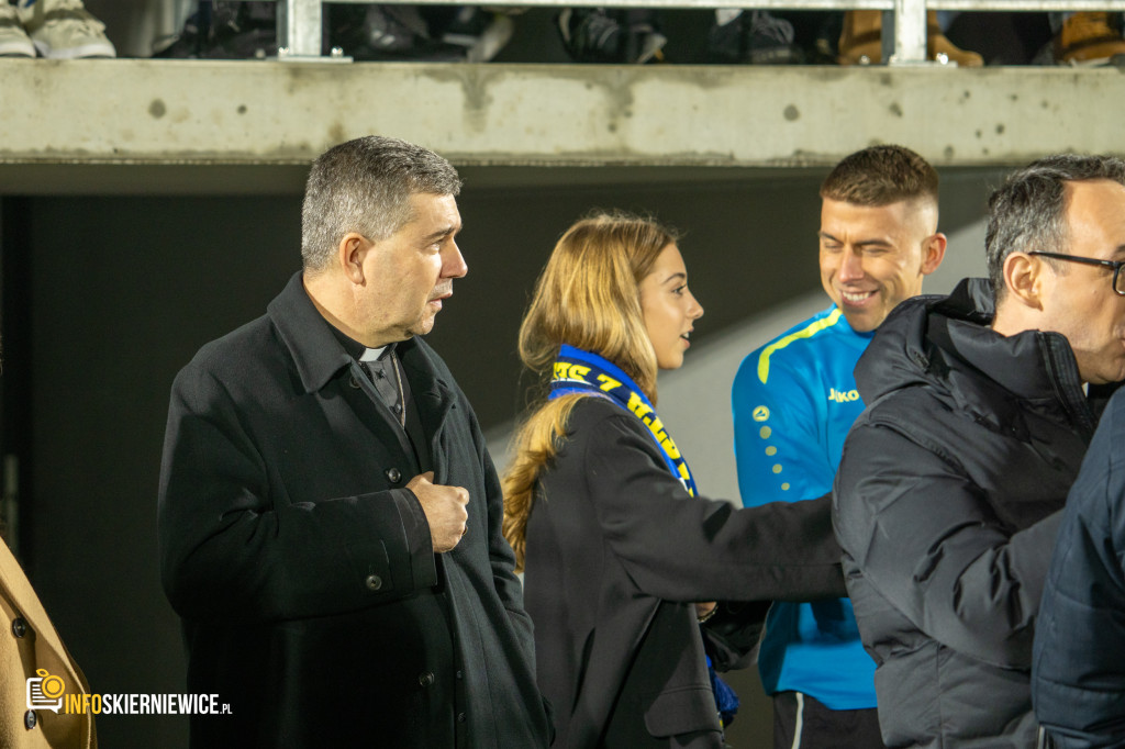 Nowy stadion w Skierniewicach pęka w szwach. Mieszkańcy nie zawiedli na inauguracji!