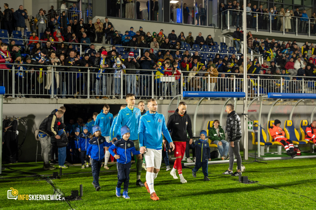 Nowy stadion w Skierniewicach pęka w szwach. Mieszkańcy nie zawiedli na inauguracji!