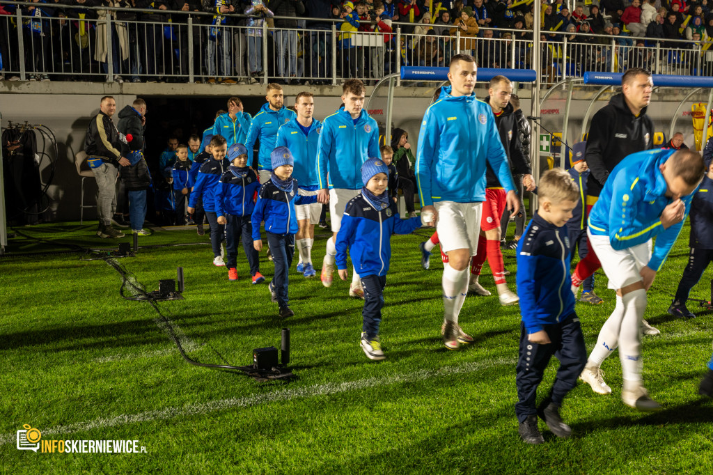 Nowy stadion w Skierniewicach pęka w szwach. Mieszkańcy nie zawiedli na inauguracji!