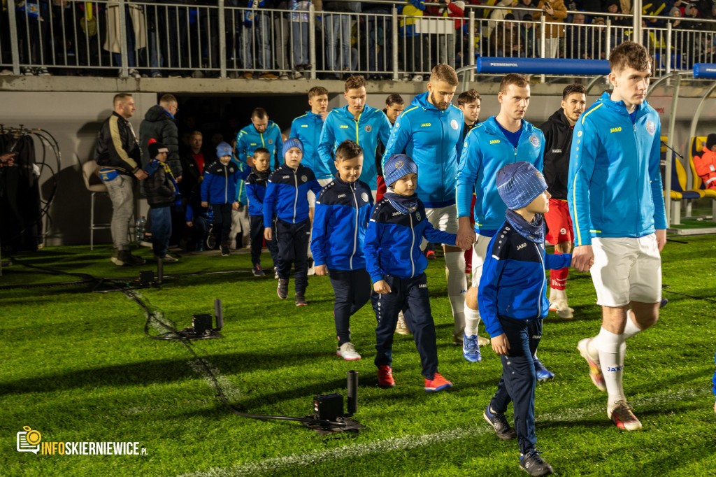 Nowy stadion w Skierniewicach pęka w szwach. Mieszkańcy nie zawiedli na inauguracji!