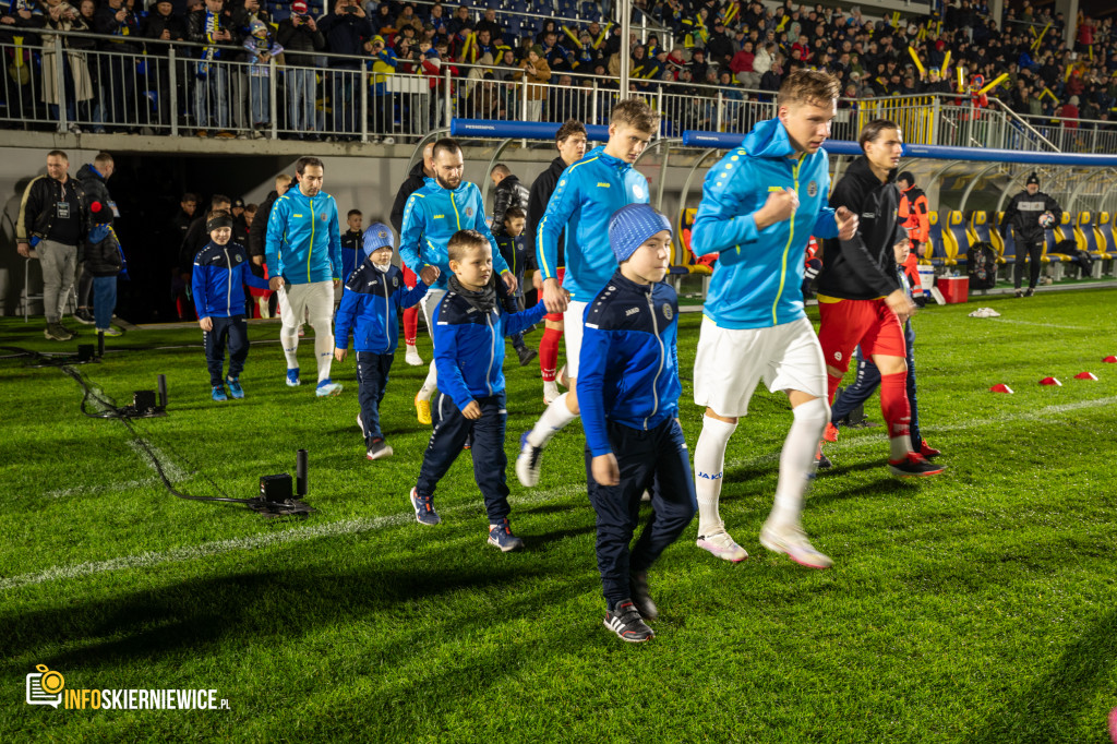 Nowy stadion w Skierniewicach pęka w szwach. Mieszkańcy nie zawiedli na inauguracji!