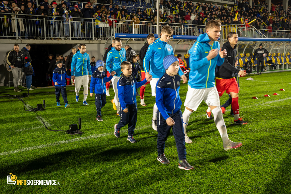 Nowy stadion w Skierniewicach pęka w szwach. Mieszkańcy nie zawiedli na inauguracji!