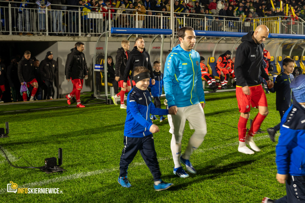 Nowy stadion w Skierniewicach pęka w szwach. Mieszkańcy nie zawiedli na inauguracji!