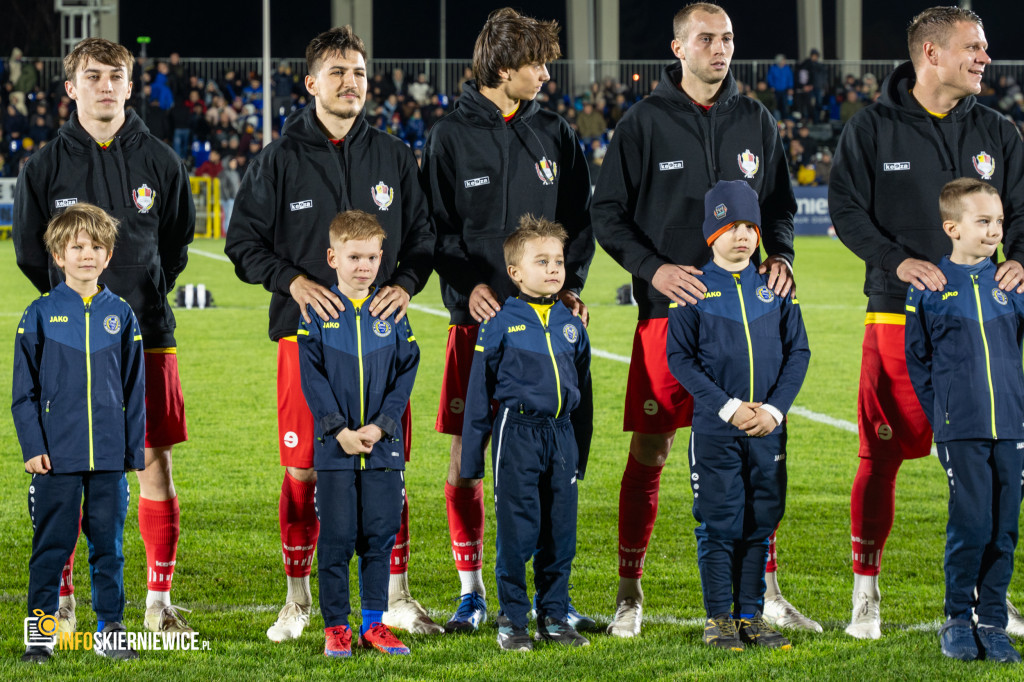 Nowy stadion w Skierniewicach pęka w szwach. Mieszkańcy nie zawiedli na inauguracji!