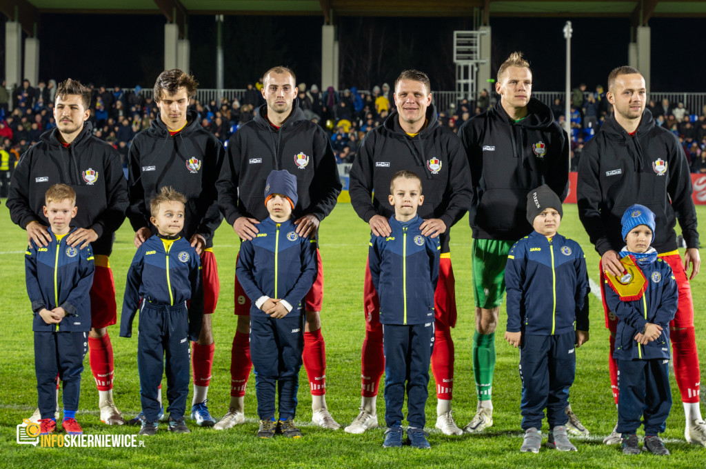 Nowy stadion w Skierniewicach pęka w szwach. Mieszkańcy nie zawiedli na inauguracji!