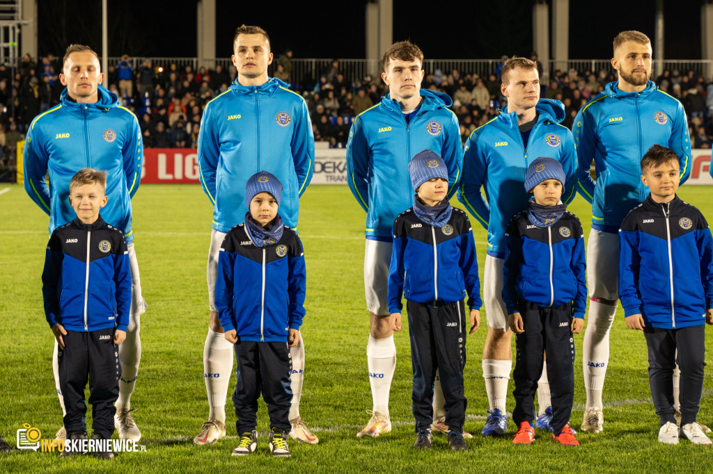 Nowy stadion w Skierniewicach pęka w szwach. Mieszkańcy nie zawiedli na inauguracji!