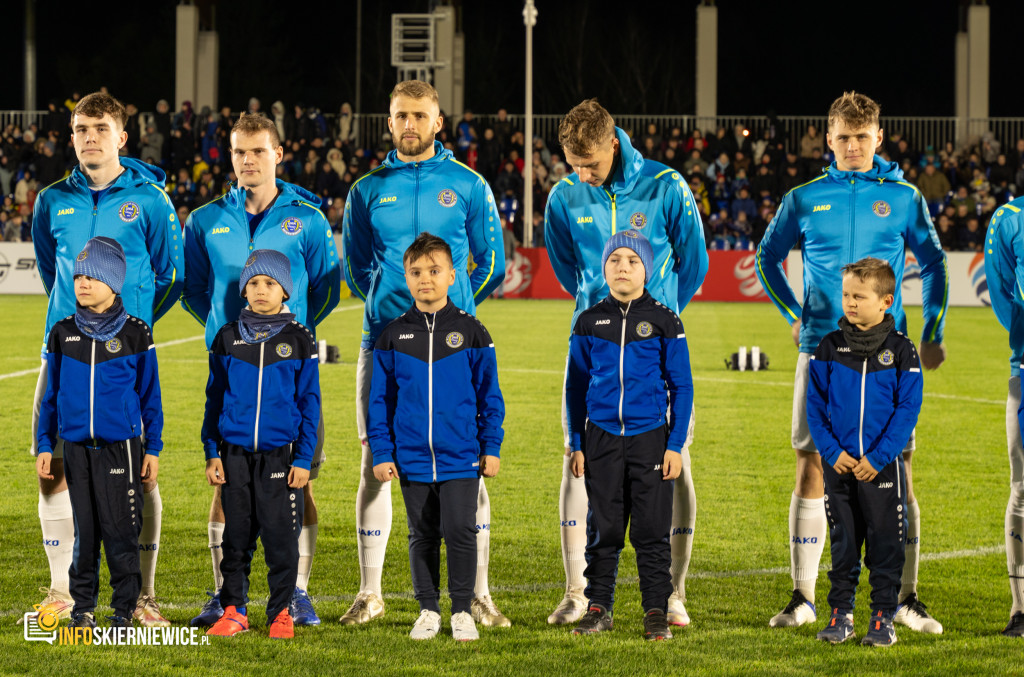 Nowy stadion w Skierniewicach pęka w szwach. Mieszkańcy nie zawiedli na inauguracji!