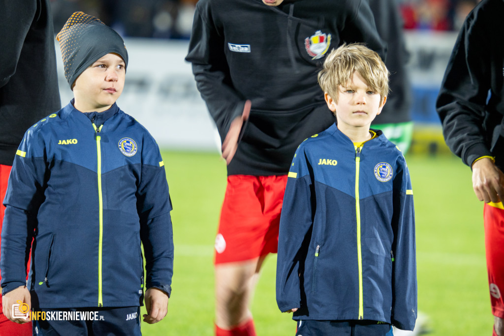 Nowy stadion w Skierniewicach pęka w szwach. Mieszkańcy nie zawiedli na inauguracji!