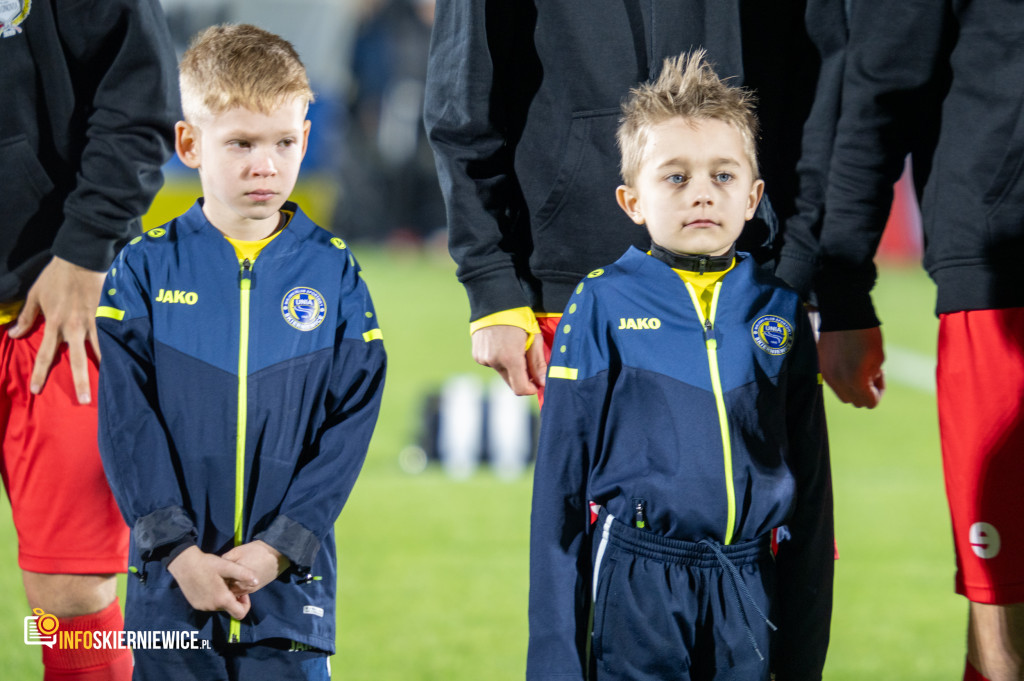 Nowy stadion w Skierniewicach pęka w szwach. Mieszkańcy nie zawiedli na inauguracji!