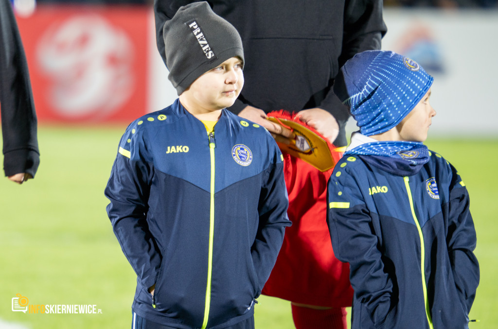 Nowy stadion w Skierniewicach pęka w szwach. Mieszkańcy nie zawiedli na inauguracji!