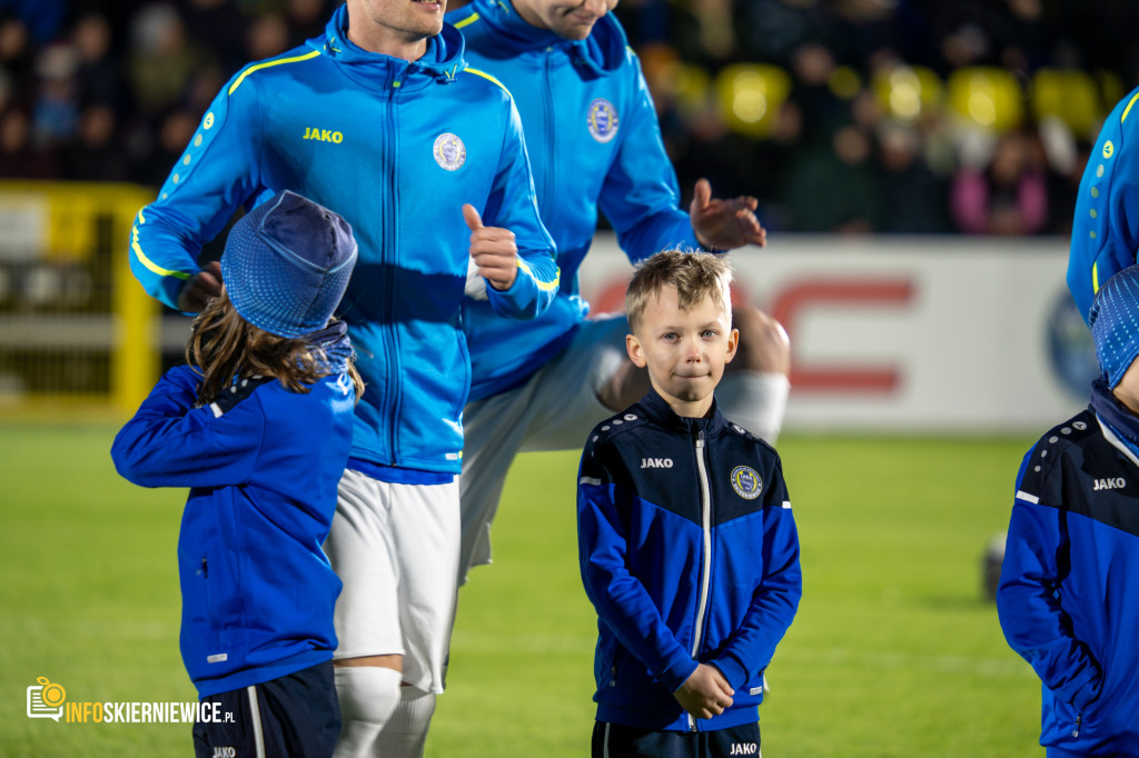 Nowy stadion w Skierniewicach pęka w szwach. Mieszkańcy nie zawiedli na inauguracji!