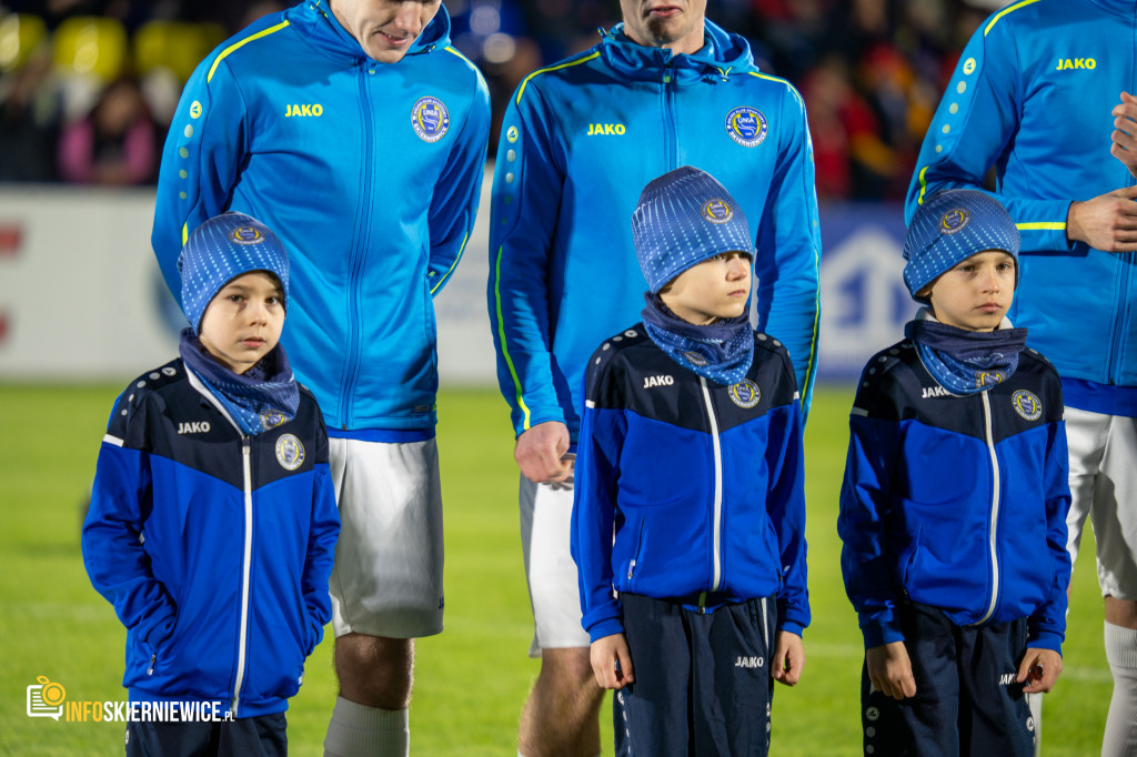 Nowy stadion w Skierniewicach pęka w szwach. Mieszkańcy nie zawiedli na inauguracji!