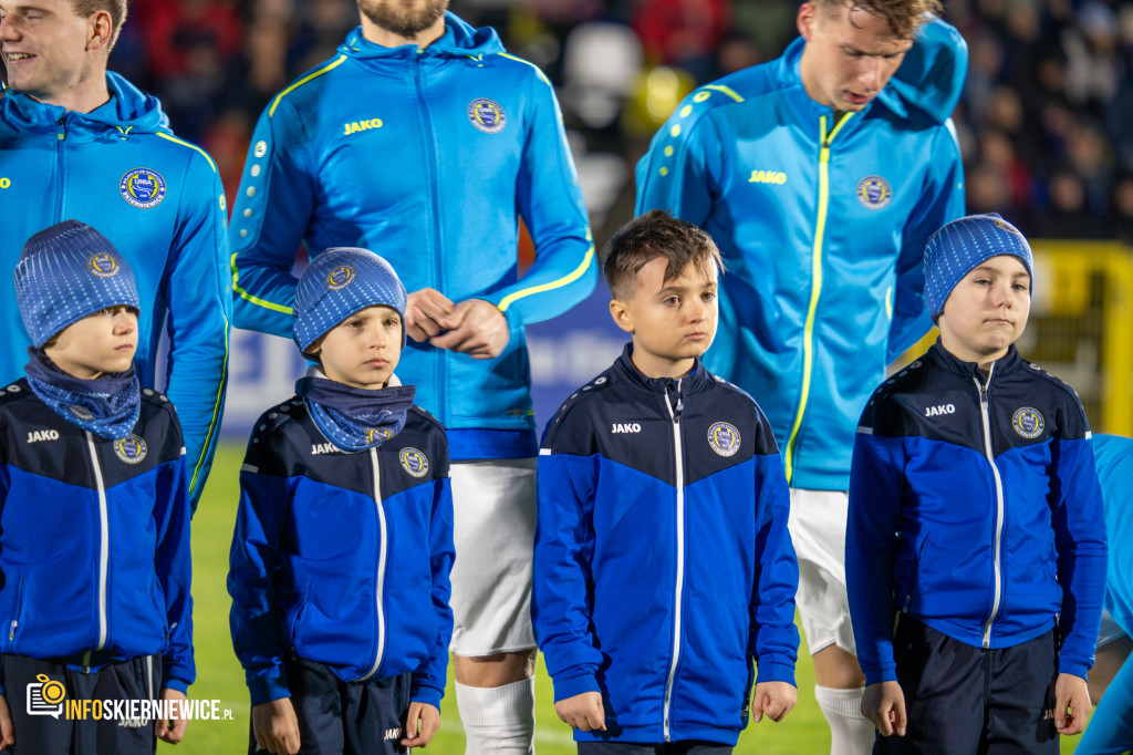 Nowy stadion w Skierniewicach pęka w szwach. Mieszkańcy nie zawiedli na inauguracji!