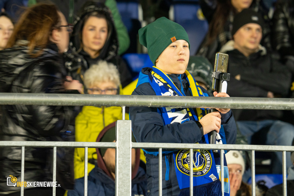 Nowy stadion w Skierniewicach pęka w szwach. Mieszkańcy nie zawiedli na inauguracji!