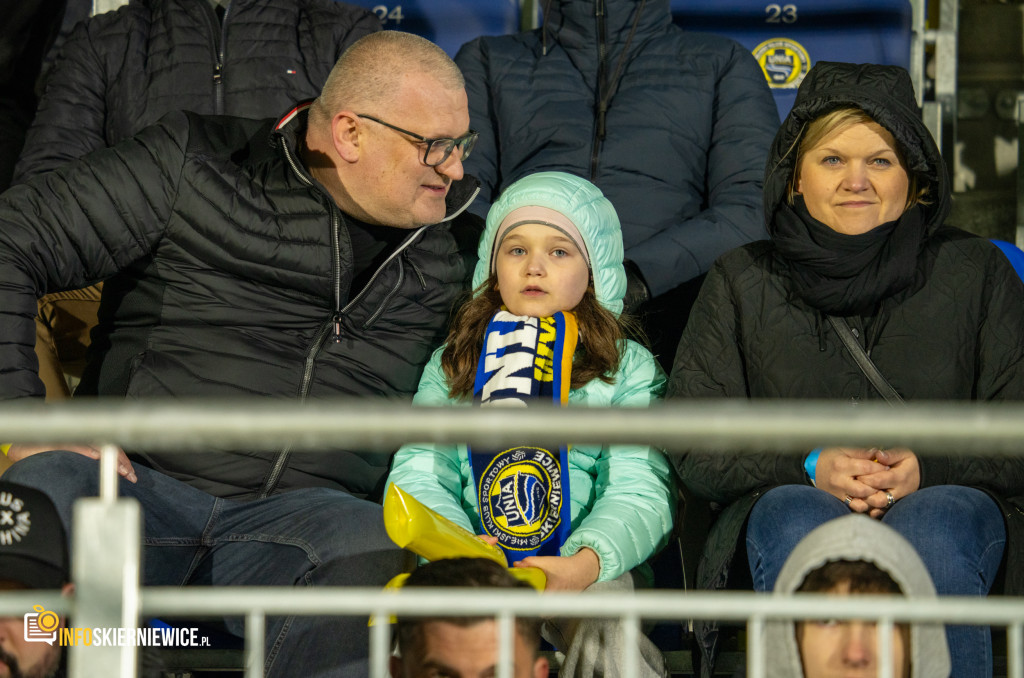 Nowy stadion w Skierniewicach pęka w szwach. Mieszkańcy nie zawiedli na inauguracji!