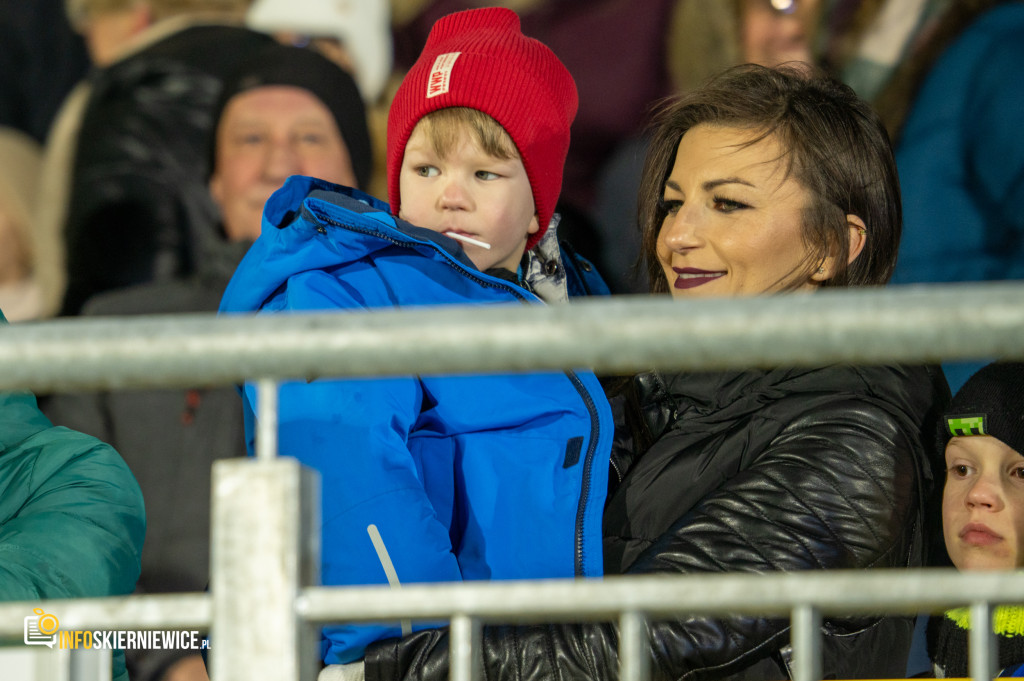 Nowy stadion w Skierniewicach pęka w szwach. Mieszkańcy nie zawiedli na inauguracji!