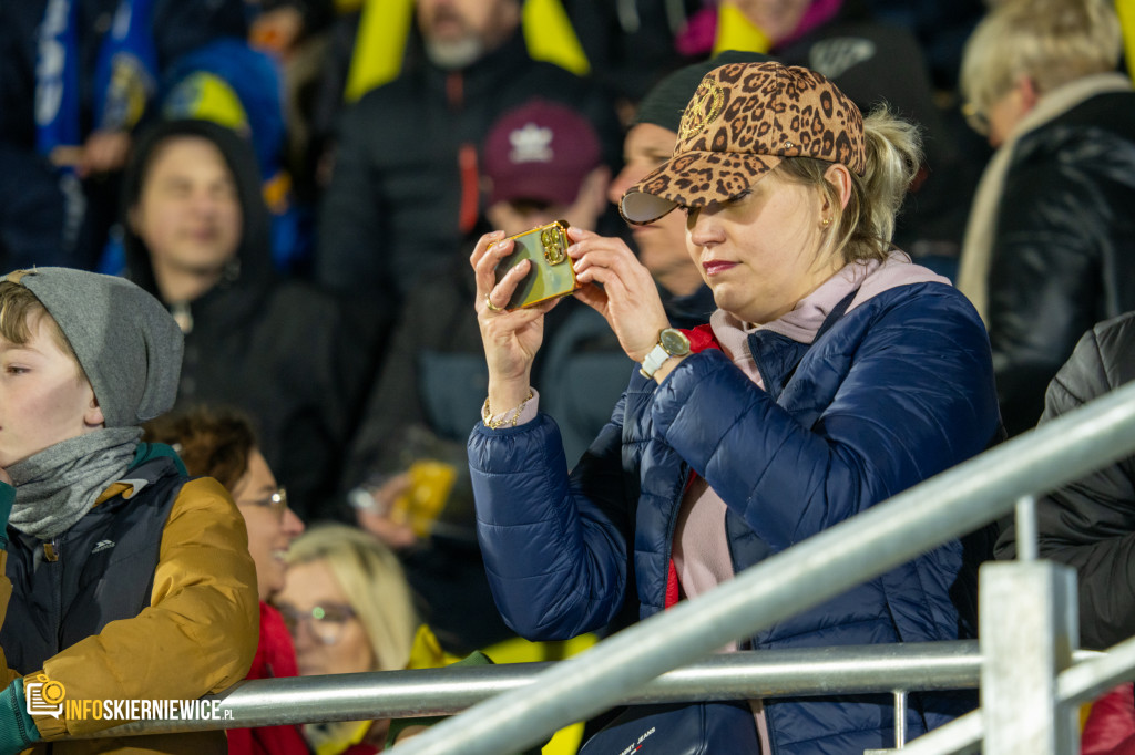 Nowy stadion w Skierniewicach pęka w szwach. Mieszkańcy nie zawiedli na inauguracji!