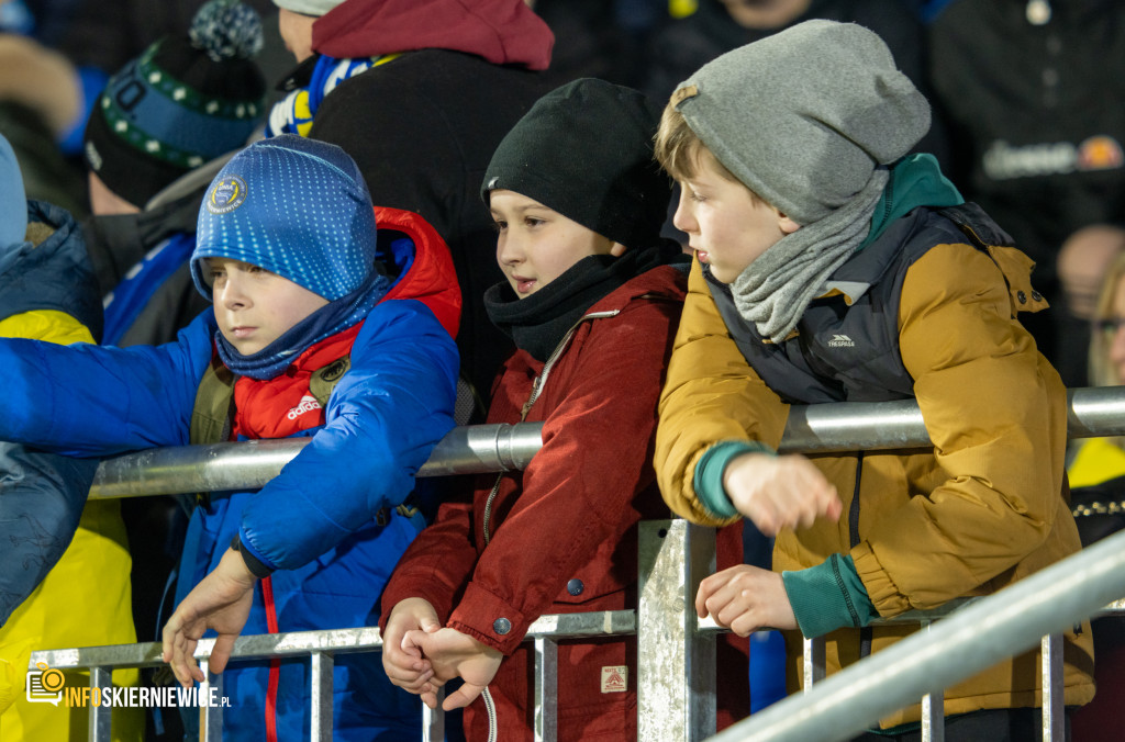 Nowy stadion w Skierniewicach pęka w szwach. Mieszkańcy nie zawiedli na inauguracji!