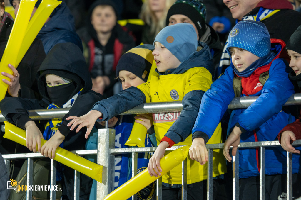 Nowy stadion w Skierniewicach pęka w szwach. Mieszkańcy nie zawiedli na inauguracji!