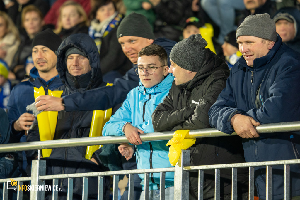 Nowy stadion w Skierniewicach pęka w szwach. Mieszkańcy nie zawiedli na inauguracji!