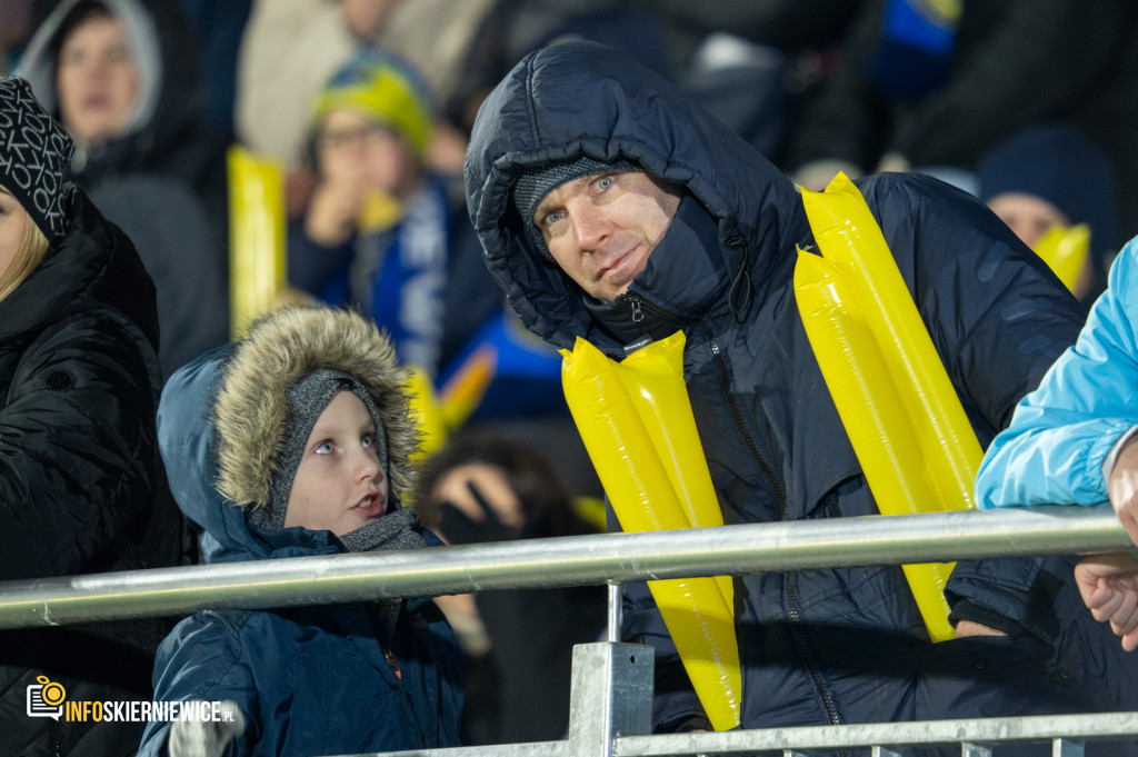 Nowy stadion w Skierniewicach pęka w szwach. Mieszkańcy nie zawiedli na inauguracji!