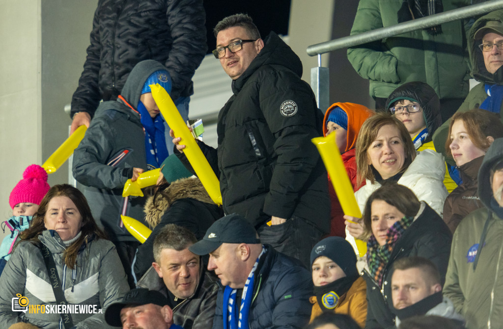 Nowy stadion w Skierniewicach pęka w szwach. Mieszkańcy nie zawiedli na inauguracji!