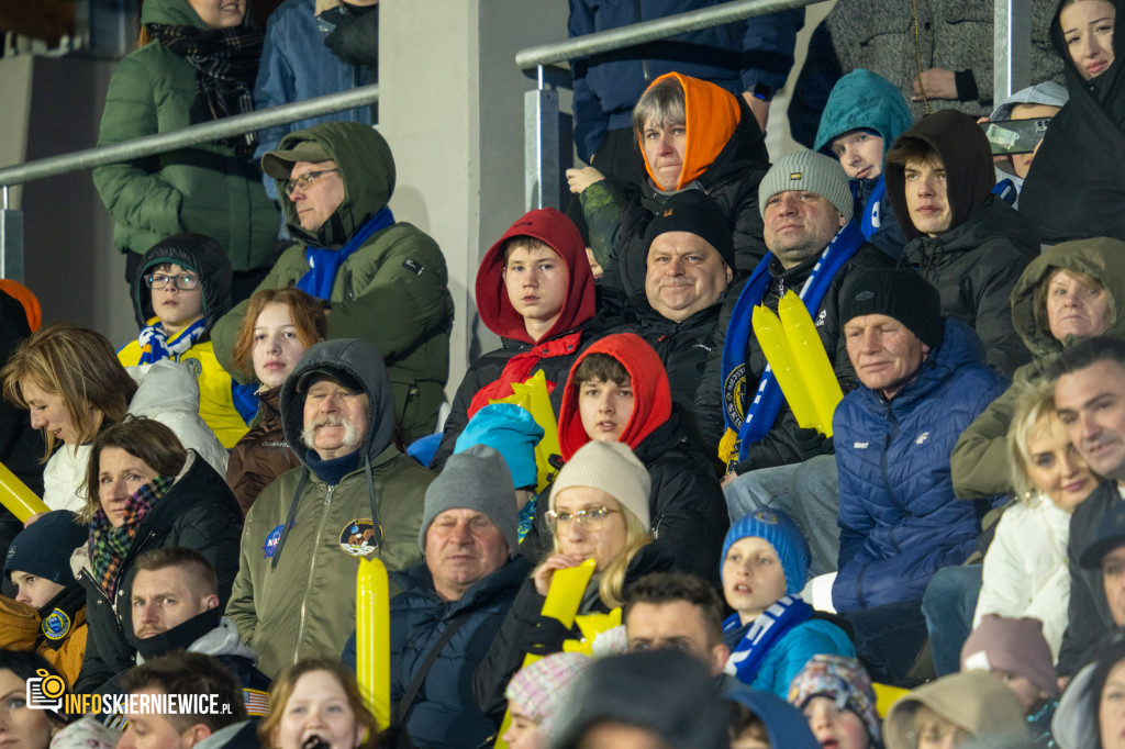 Nowy stadion w Skierniewicach pęka w szwach. Mieszkańcy nie zawiedli na inauguracji!