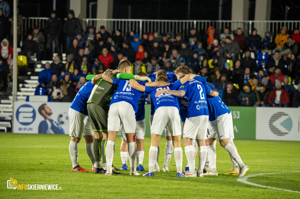 Nowy stadion w Skierniewicach pęka w szwach. Mieszkańcy nie zawiedli na inauguracji!