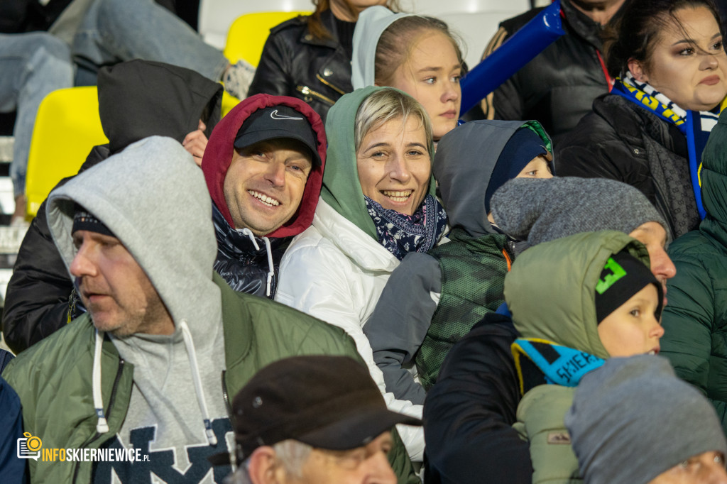 Nowy stadion w Skierniewicach pęka w szwach. Mieszkańcy nie zawiedli na inauguracji!