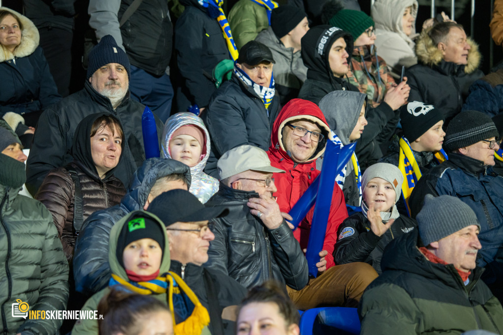 Nowy stadion w Skierniewicach pęka w szwach. Mieszkańcy nie zawiedli na inauguracji!