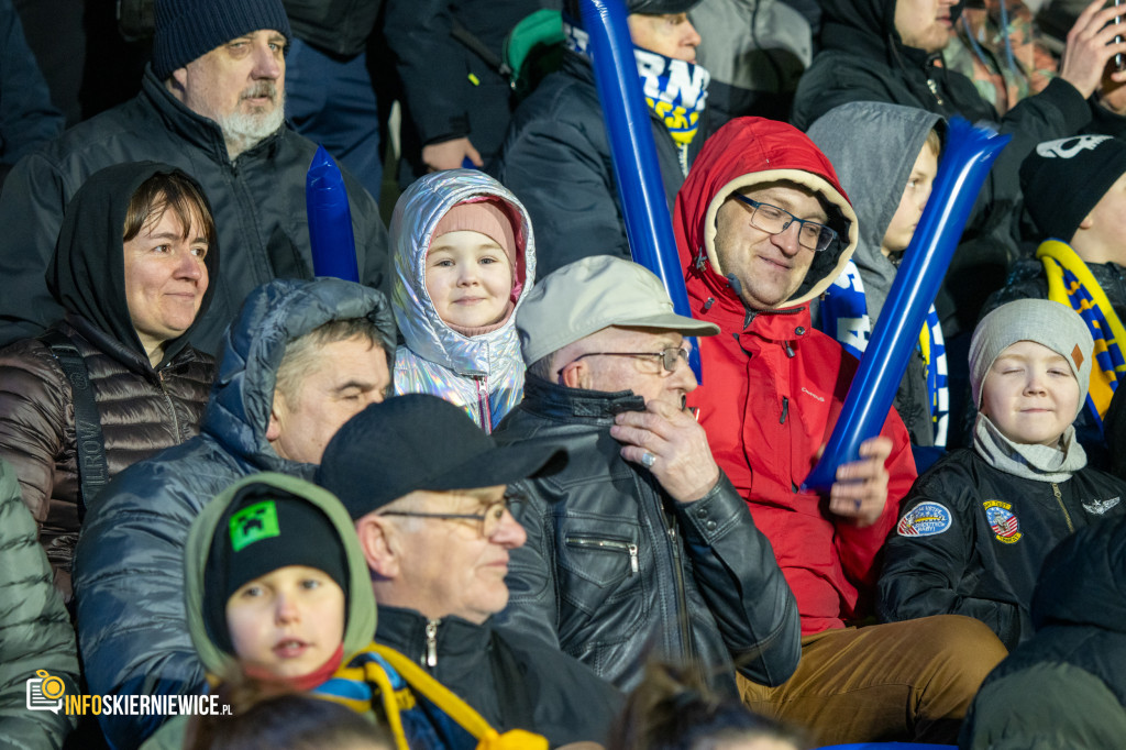 Nowy stadion w Skierniewicach pęka w szwach. Mieszkańcy nie zawiedli na inauguracji!