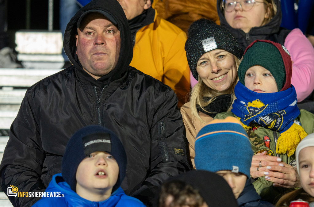 Nowy stadion w Skierniewicach pęka w szwach. Mieszkańcy nie zawiedli na inauguracji!