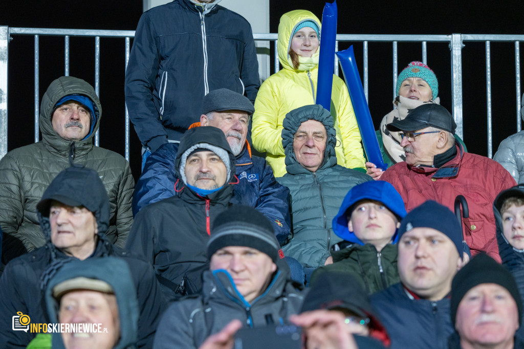 Nowy stadion w Skierniewicach pęka w szwach. Mieszkańcy nie zawiedli na inauguracji!