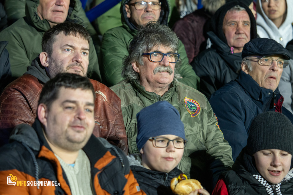 Nowy stadion w Skierniewicach pęka w szwach. Mieszkańcy nie zawiedli na inauguracji!