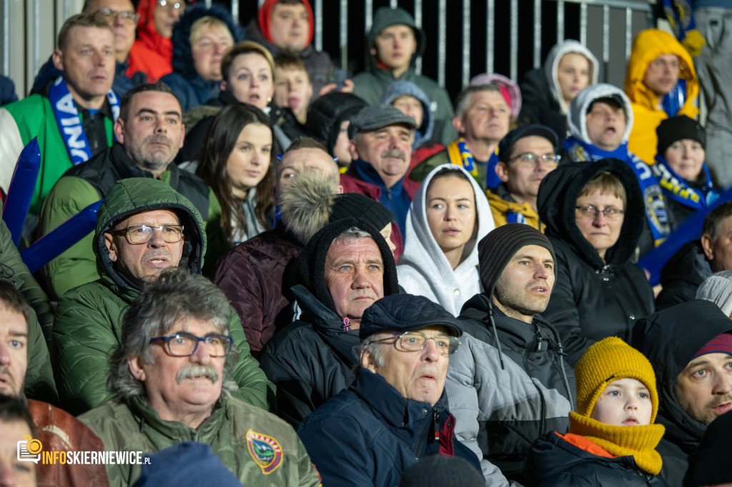 Nowy stadion w Skierniewicach pęka w szwach. Mieszkańcy nie zawiedli na inauguracji!