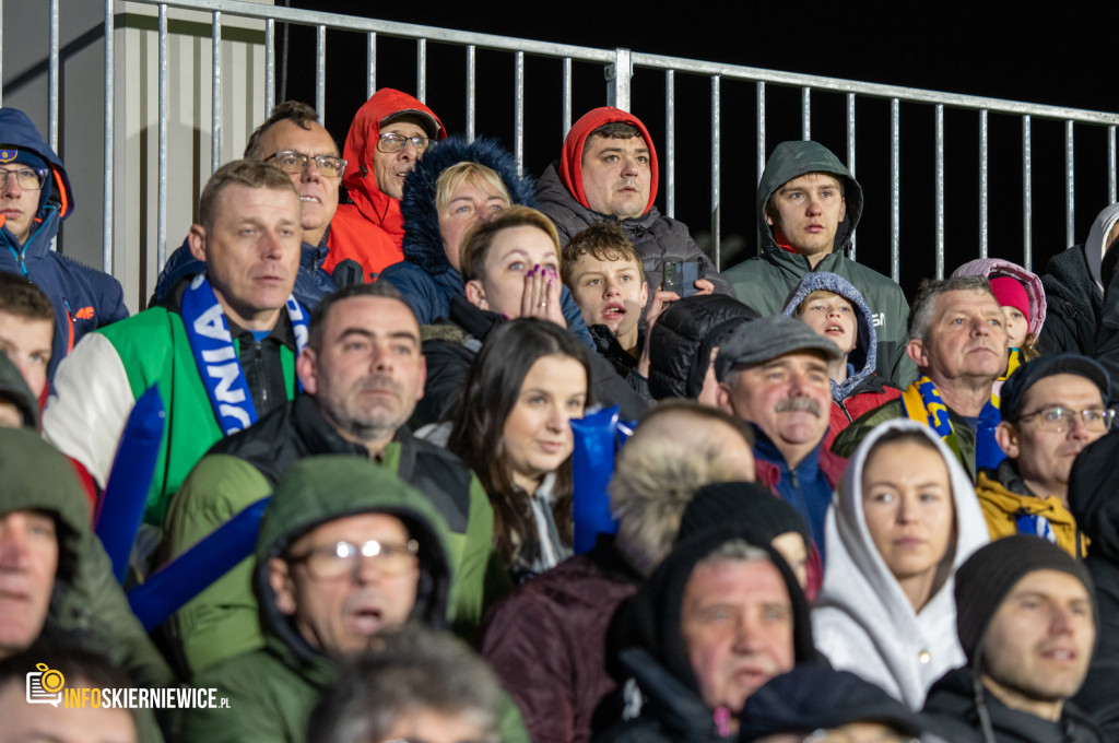 Nowy stadion w Skierniewicach pęka w szwach. Mieszkańcy nie zawiedli na inauguracji!