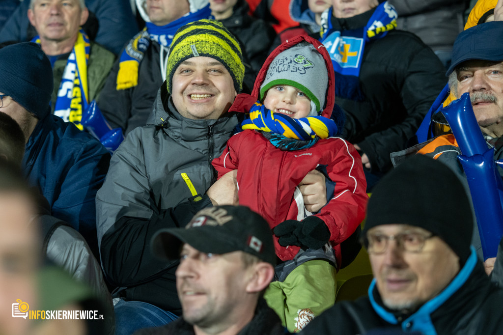 Nowy stadion w Skierniewicach pęka w szwach. Mieszkańcy nie zawiedli na inauguracji!