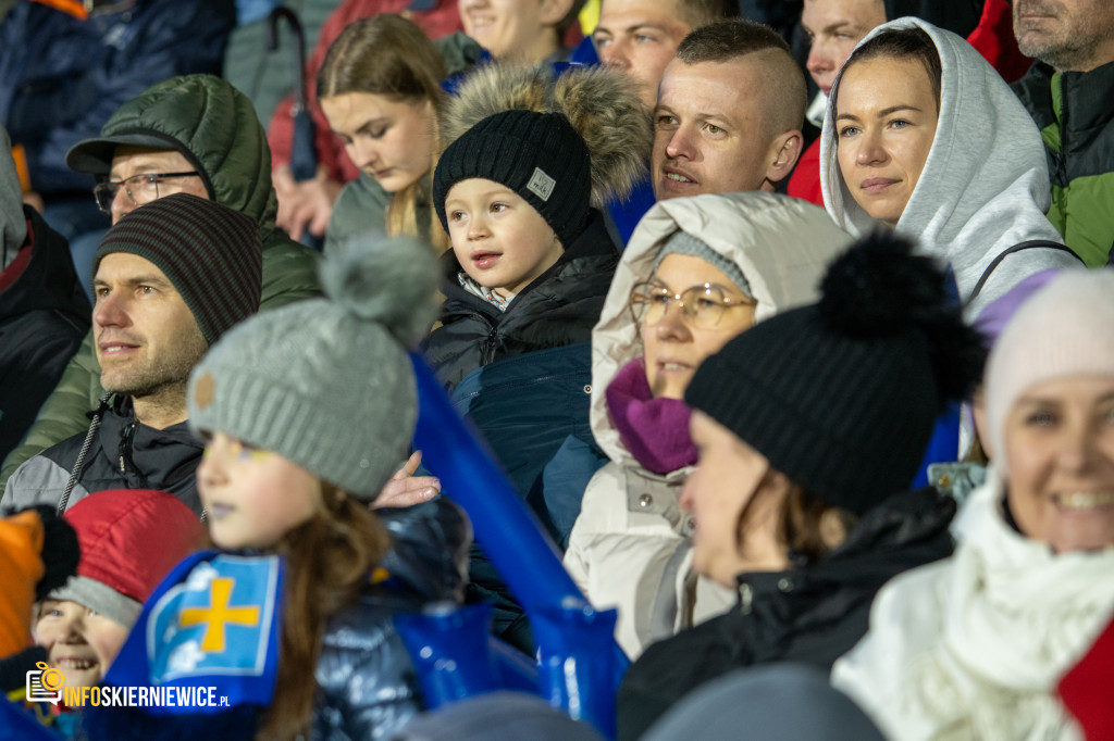 Nowy stadion w Skierniewicach pęka w szwach. Mieszkańcy nie zawiedli na inauguracji!