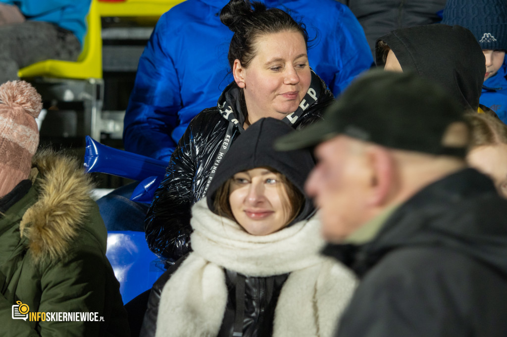 Nowy stadion w Skierniewicach pęka w szwach. Mieszkańcy nie zawiedli na inauguracji!